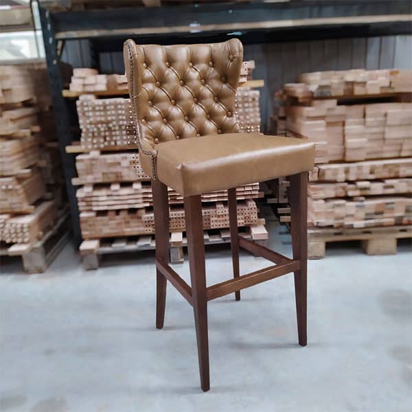 Banqueta Milla Capitonê Tachas Madeira Liptus