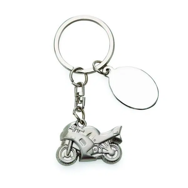 O Chaveiro 3D de Metal Personalizado é um excelente brinde e uma ótima opção para presentear alguém, e é facilmente personalizado da maneira que desejar, com variedade de cores e formatos diferentes.